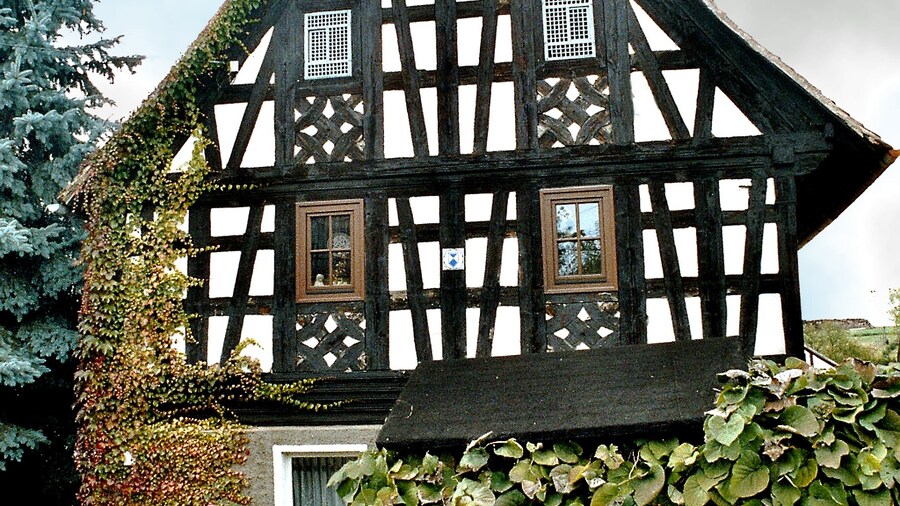 Photo "Heukewalde, half-timbered house" by Dguendel (page does not exist) (Creative Commons Attribution 3.0) / Cropped from original