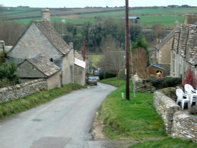 Photo "Coln St. Dennis" by Jennifer Luther Thomas (CC BY-SA) / Cropped from original