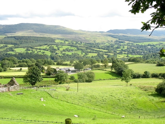 Braich-y-fedw Farm from near Cefn-y-braich