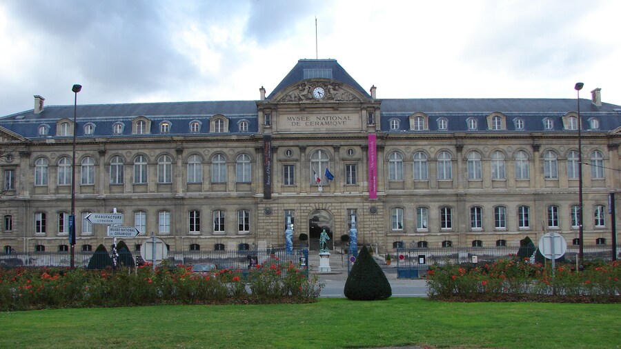 Photo "Vue de face de la Cité de la céramique (musée et manufacture) à Sèvres" by Copyleft (Creative Commons Attribution-Share Alike 3.0) / Cropped from original