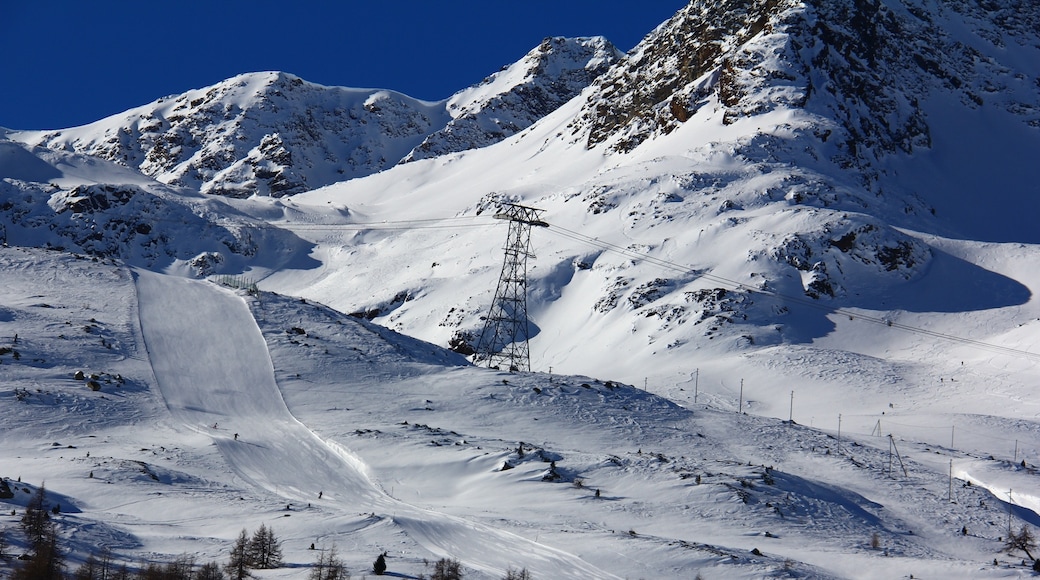 Foto „Wintersportort Diavolezza“ von Cesar I. Martins (CC BY)/zugeschnittenes Original