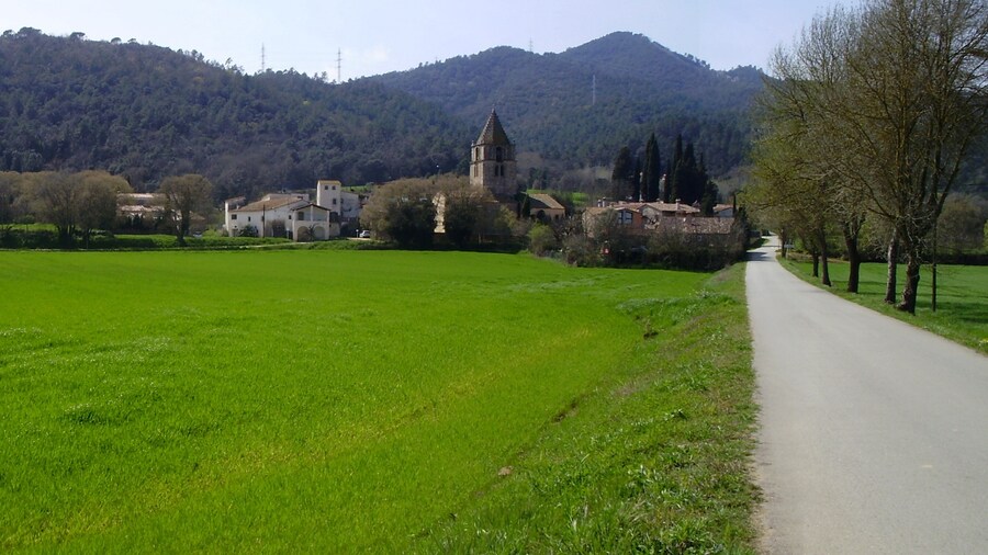 Photo "Pano. Veïnatge de l'Església ( St Gregori-La Vall del Llémena)-Girona" by klimmanet (Creative Commons Attribution 3.0) / Cropped from original