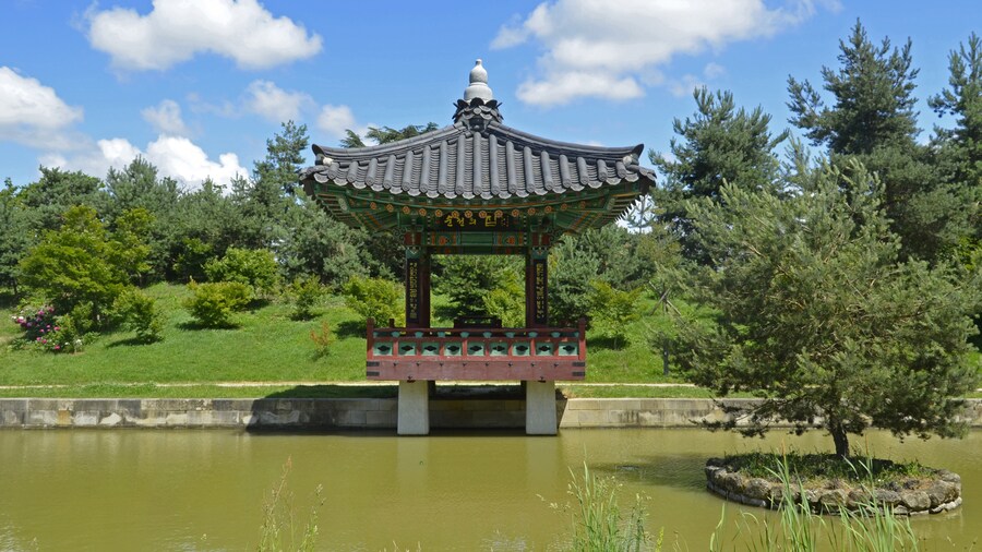 Photo "Korean pavilion in the « Colline de Suncheon », Grand-Blottereau park in Nantes" by Selbymay (Creative Commons Attribution-Share Alike 3.0) / Cropped from original
