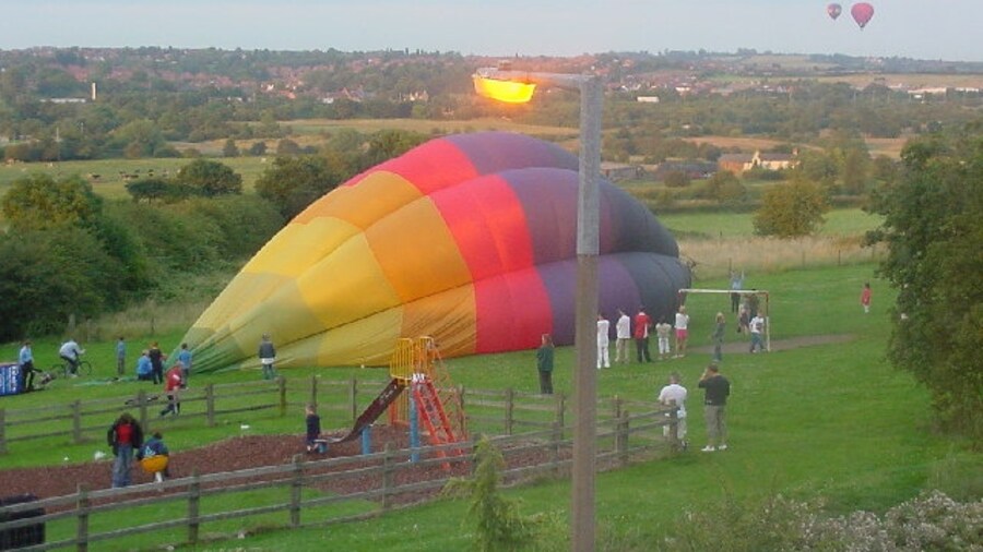 Photo "Balloon landing at Laceyfields Road. Looking across the Erewash towards Eastwood" by Q (Creative Commons Attribution-Share Alike 2.0) / Cropped from original