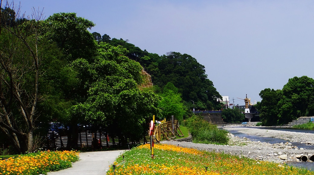 Foto "Wulaokeng Scenic Area" oleh lienyuan lee (CC BY) / Dipotong dari foto asli