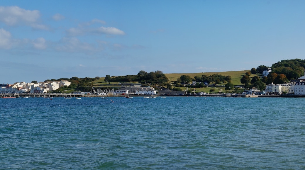 Photo "Swanage Beach" by Herbythyme (CC BY-SA) / Cropped from original