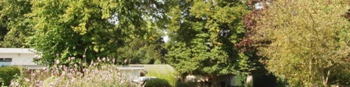 Photo "Entrance to Aston Park housing estate Aston Park is a private estate, mainly of detached houses." by David Hawgood (Creative Commons Attribution-Share Alike 2.0) / Cropped from original