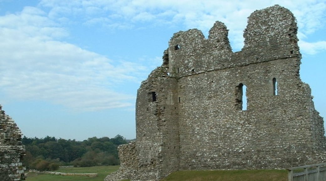 Photo "Ogmore Castle" by Nigel Homer (CC BY-SA) / Cropped from original