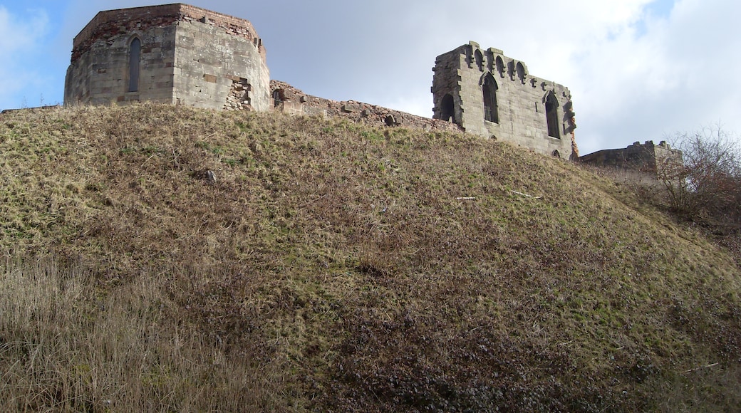 Foto „Stafford Castle“ von Otourly (CC BY-SA)/zugeschnittenes Original