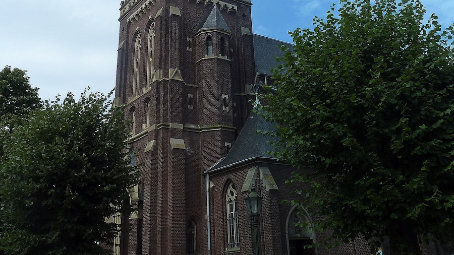 Photo "Die Pfarrkirche St. Peter und Paul in Aldekerk hat ihren Ursprung im 15. Jahrhundert" by Edgar El (Creative Commons Attribution 3.0) / Cropped from original