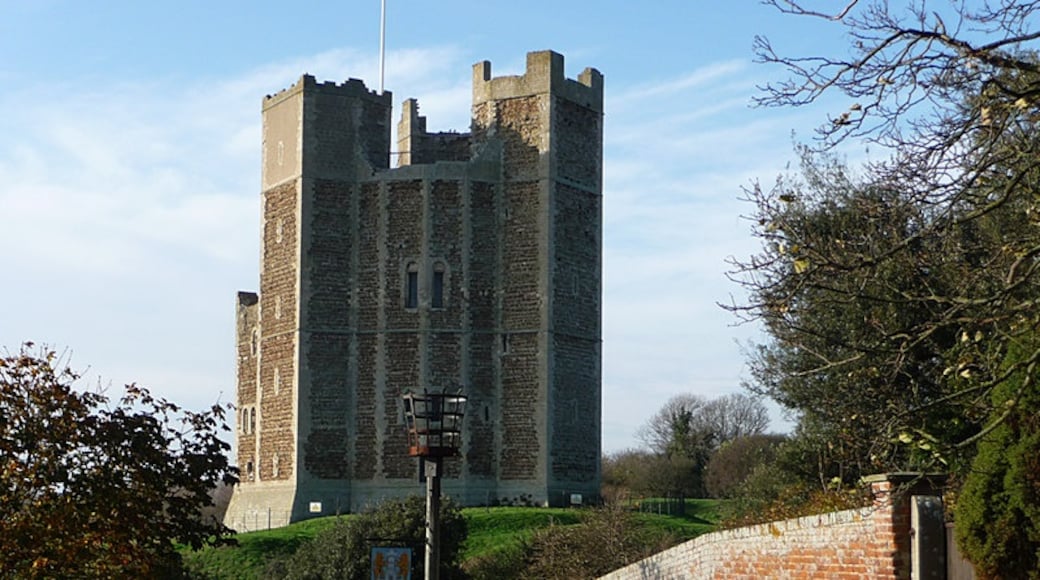 Kuva ”Orford Castle” käyttäjältä Chris Gunns (CC BY-SA) / rajattu alkuperäisestä kuvasta