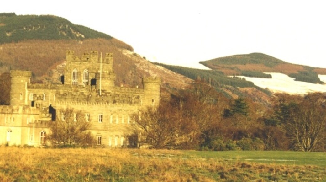 Photo "Taymouth Castle" by Anne Burgess (CC BY-SA) / Cropped from original