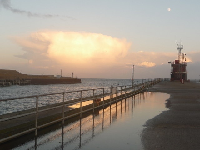 Gorleston: mouth of the Yare Looking across the mouth of the River Yare from the pier on the south side.