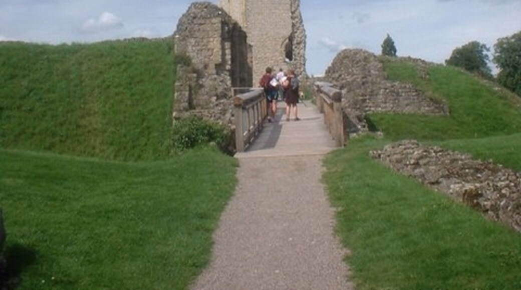 Foto „Helmsley Castle“ von Darren Haddock (CC BY-SA)/zugeschnittenes Original
