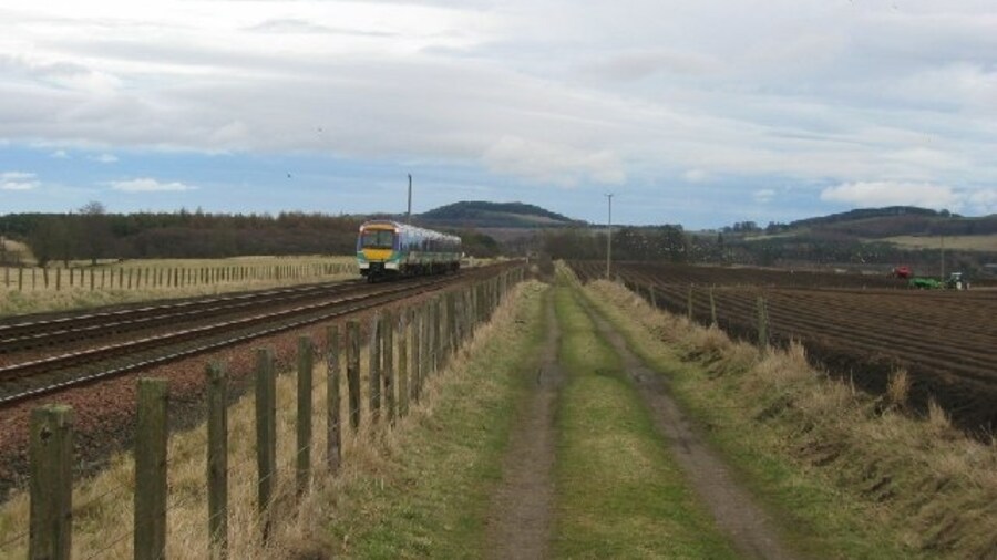 Photo "Railway, Ballomill. The railway connecting the Forth and Tay Bridges." by Richard Webb (Creative Commons Attribution-Share Alike 2.0) / Cropped from original