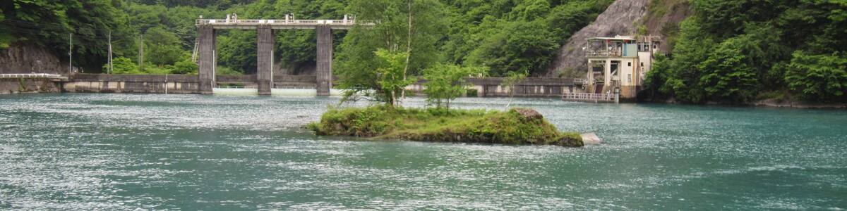 Photo "Nishiyama Dam." by Qurren (Creative Commons Attribution-Share Alike 3.0) / Cropped from original
