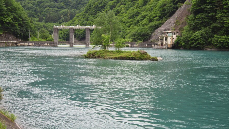 Photo "Nishiyama Dam." by Qurren (Creative Commons Attribution-Share Alike 3.0) / Cropped from original