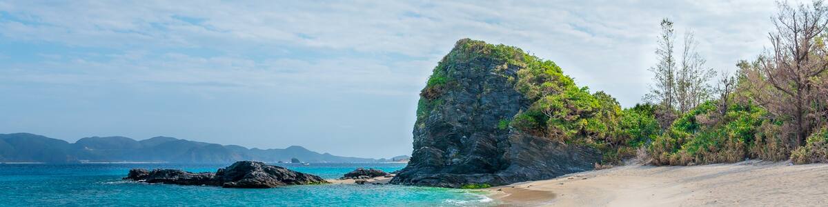 Photo "Zamami Island." by JordyMeow (Creative Commons Attribution-Share Alike 3.0) / Cropped from original