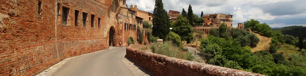 Photo "City gate Porta al Sole, Certaldo alto, Certaldo, Comune in the Metropolitan City of Florence, Tuscany, Italy" by LigaDue (Creative Commons Attribution-Share Alike 4.0) / Cropped from original