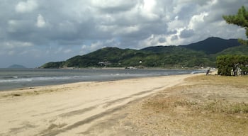 浜崎海水浴場より望む十坊山と姫島