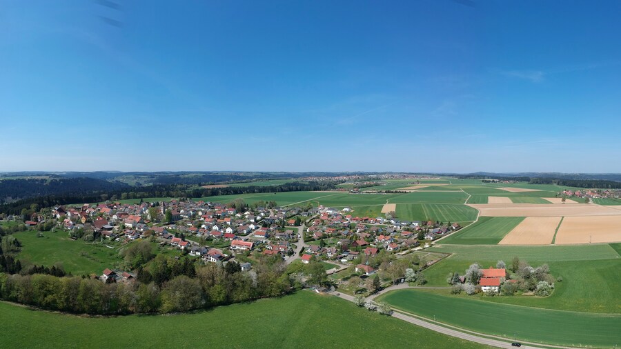 Photo "Panorama-Blick über Zimmerbach Richtung W und N. Im Hintergrund Spraitbach, am rechten Bildrand Tanau." by J Abele (page does not exist) (Creative Commons Attribution-Share Alike 4.0) / Cropped from original