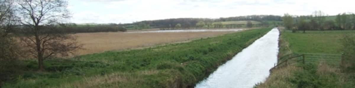 Photo "South Drain Looking down South Drain from near Ashcott Corner" by Simon Huguet (Creative Commons Attribution-Share Alike 2.0) / Cropped from original