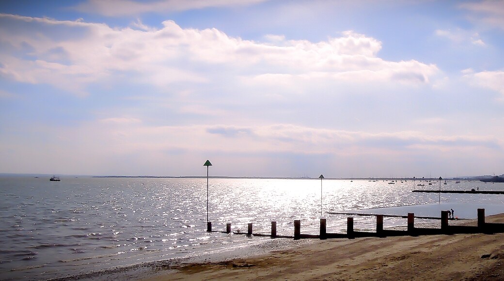 Photo "Chalkwell Beach" by originalpickaxe (CC BY) / Cropped from original