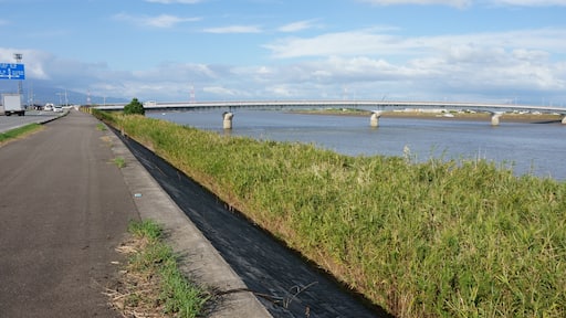 写真「大川」 投稿者 Peka 様 (CC BY-SA) / 元の写真からトリミング