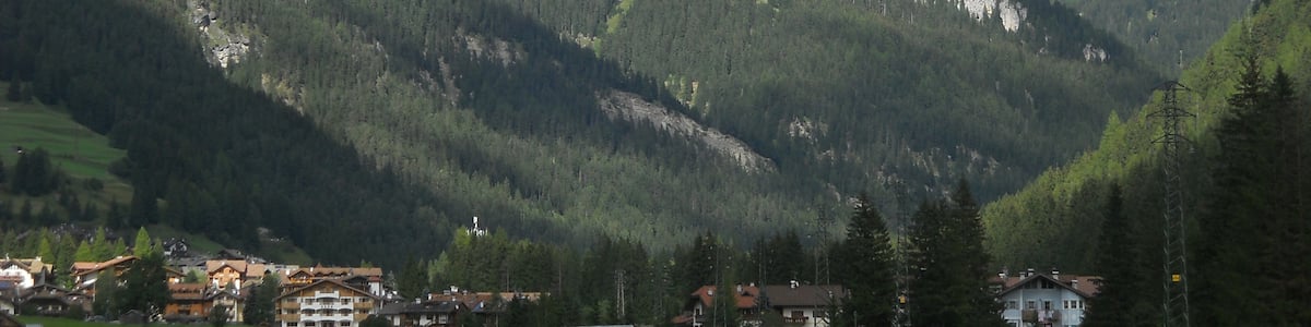 Photo "Gruppo del Pordoi visto dal comune di Mazzin, in val di Fassa" by Adert (Creative Commons Attribution-Share Alike 4.0) / Cropped from original