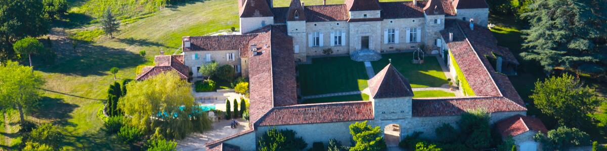 Photo "Vue aérienne du Château de Mazelières" by Robiot6 (page does not exist) (Creative Commons Attribution-Share Alike 3.0) / Cropped from original