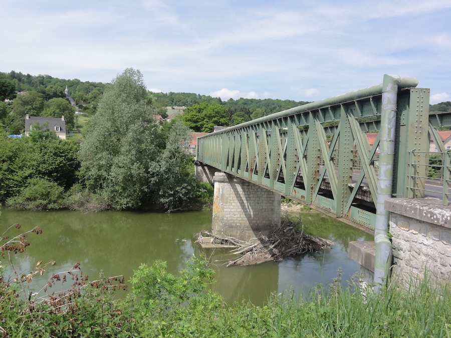 Chavonne (Aisne) vue du village et pont sur l'Aisne
