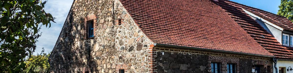 Photo "Groß-Ziethen Wohnhaus Kirchstraße 13" by Uckermaerker (Creative Commons Attribution-Share Alike 4.0) / Cropped from original