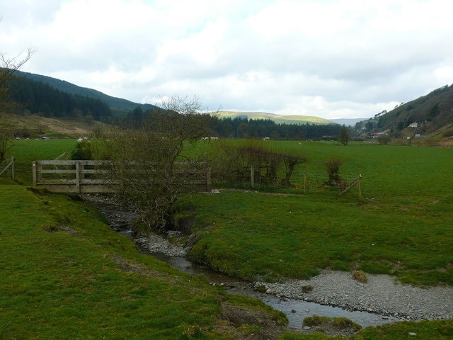 Pont llwybyr ger Fferm Nanty / Footbridge near Nanty Farm Pont yn croesi ffrwd bach ar y Llwybyr Gwy / Bridge crossing a small stream on the Wye Valley Way.