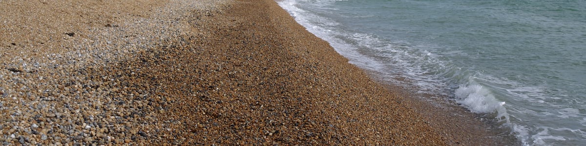Photo "The beach at Brighton." by Mattbuck (Creative Commons Attribution-Share Alike 4.0) / Cropped from original
