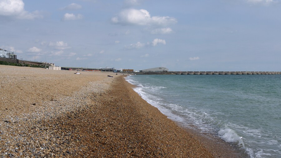 Photo "The beach at Brighton." by Mattbuck (Creative Commons Attribution-Share Alike 4.0) / Cropped from original