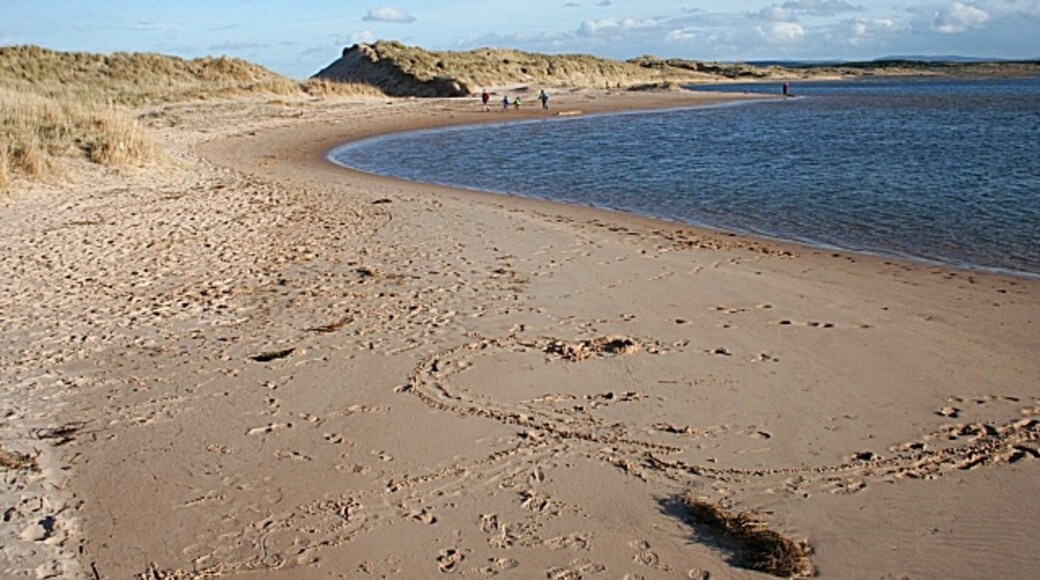 Photo "Lossiemouth East Beach" by Anne Burgess (CC BY-SA) / Cropped from original