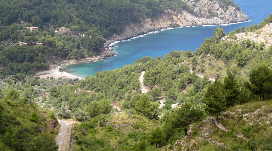 Photo "Cala Tuent" by Oltau (CC BY) / Cropped from original