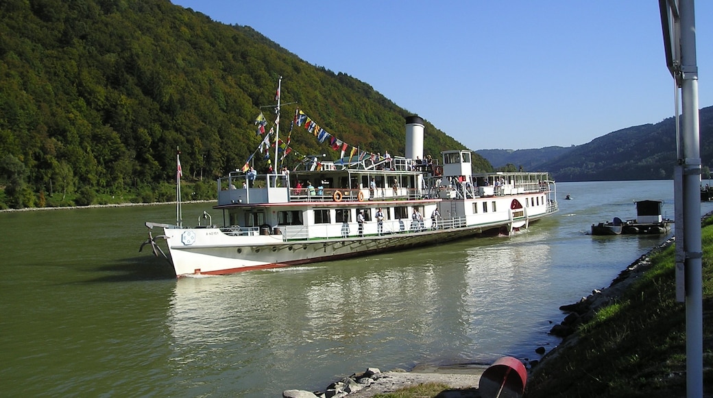 Foto „Engelhartszell an der Donau“ von Schiffswalter (CC BY)/zugeschnittenes Original