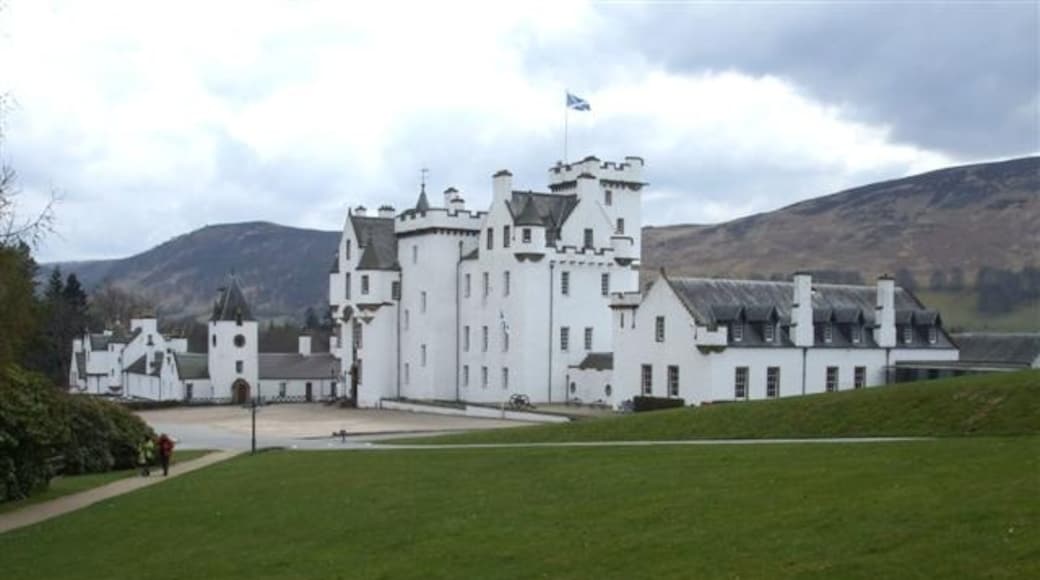 Photo "Blair Castle" by Kenneth Allen (CC BY-SA) / Cropped from original