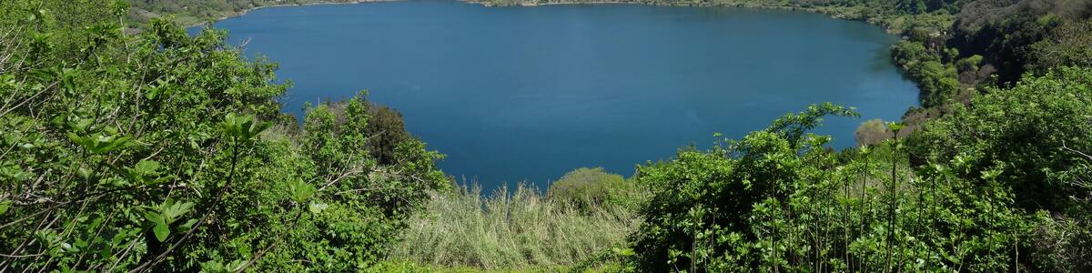 Photo "Panoramica Lago di Nemi" by Livioandronico2013 (Creative Commons Attribution-Share Alike 3.0) / Cropped from original