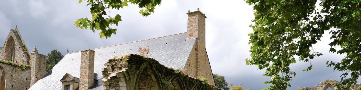 Photo "Abbaye de Beauport, aile ouest" by Sullenski (page does not exist) (Creative Commons Attribution-Share Alike 4.0) / Cropped from original