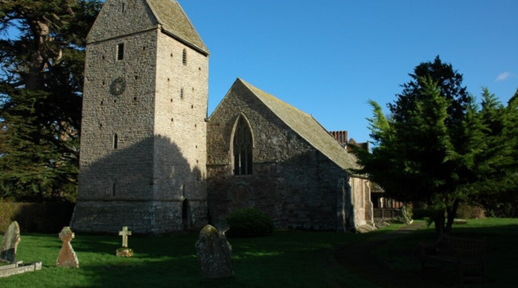 Photo "Kinnersley" by Philip Halling (CC BY-SA) / Cropped from original