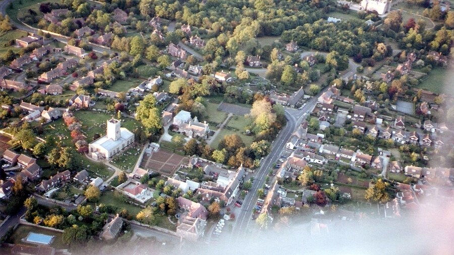 Photo "Aerial view of en:Shrivenham seen from a glider. St Andrews Church is to the left" by Rodhullandemu (Creative Commons Attribution-Share Alike 3.0) / Cropped from original