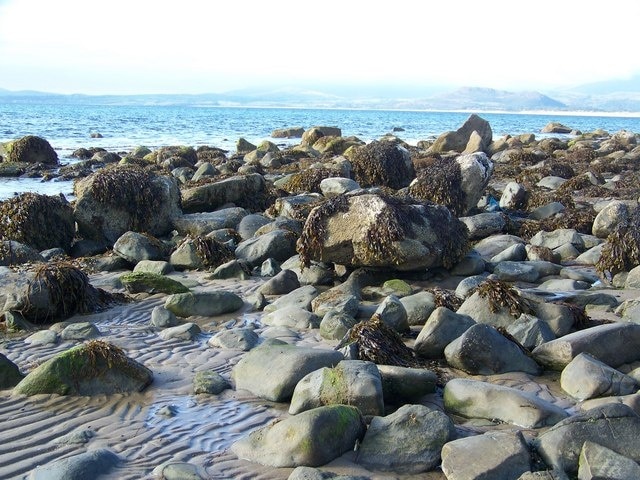 Llandanwg - boulder strewn beach