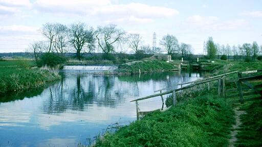 Foto "Chelmer" de Robin Webster (CC BY-SA) / Recortada do original