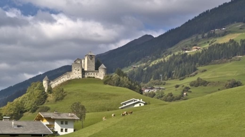 Foto „Burg Heinfels“ von Strasserwirt (CC BY-SA)/zugeschnittenes Original