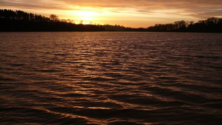 Photo "Sunrise from Public Bird Hide looking towards Ogston Hall" by Alan Heardman (Creative Commons Attribution-Share Alike 2.0) / Cropped from original