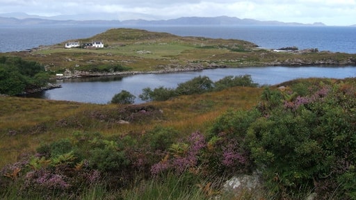 Photo "Toscaig" by F Leask (CC BY-SA) / Cropped from original