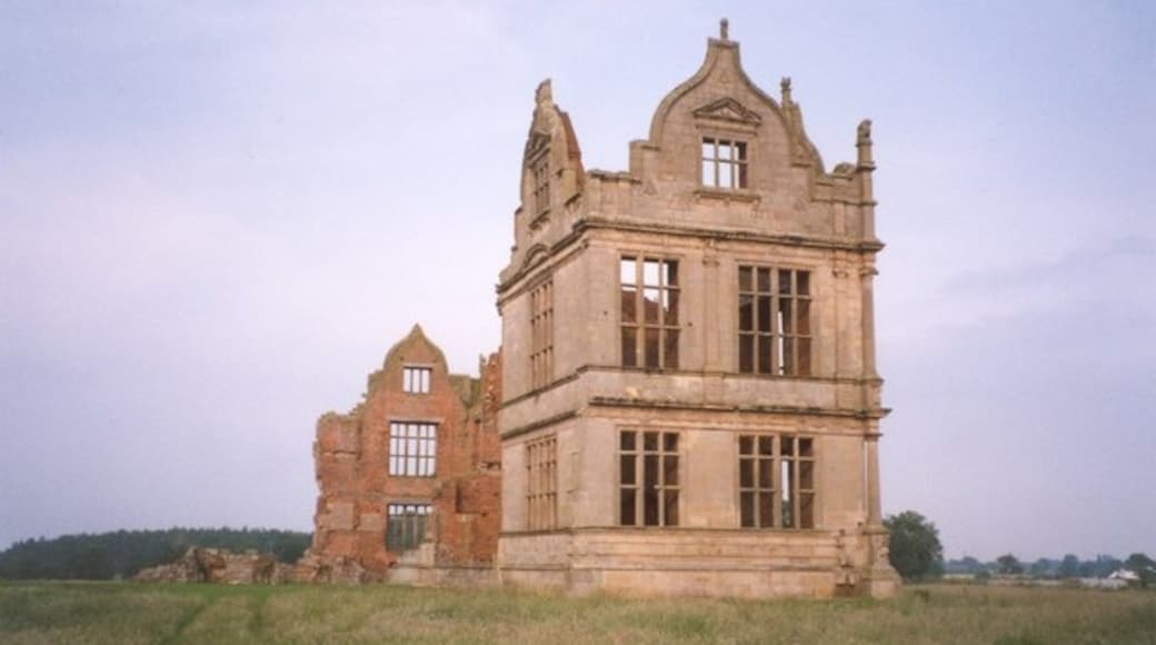 Photo "Moreton Corbet Castle" by Humphrey Bolton (CC BY-SA) / Cropped from original