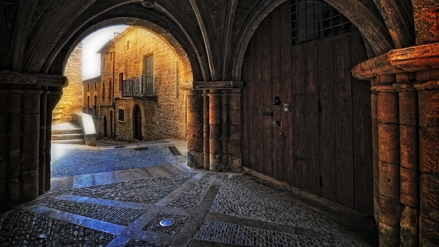 Photo "Vault in Calaceite." by José Luis Mieza (Creative Commons Attribution 2.0) / Cropped from original